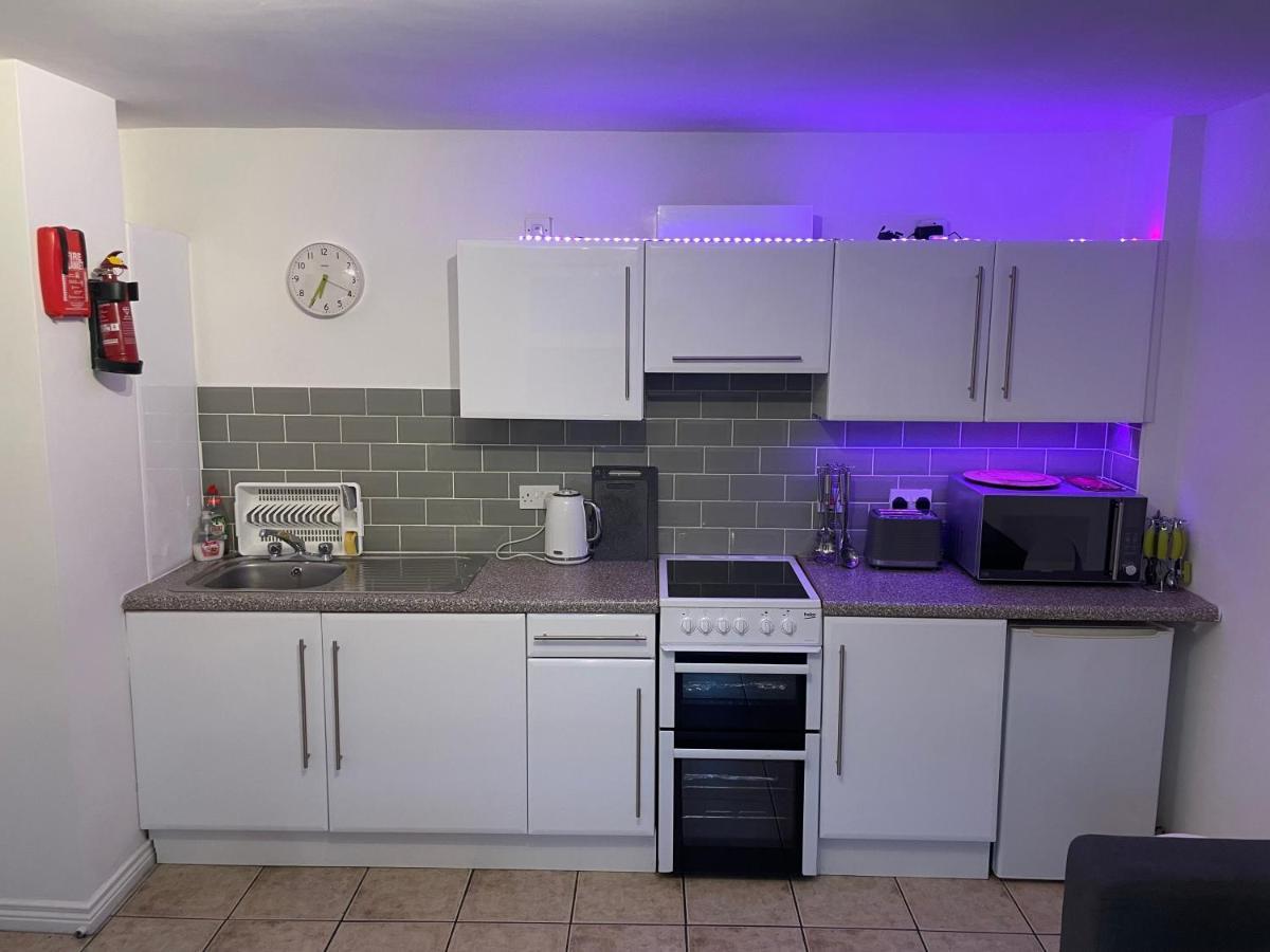 Ground Floor Deluxe Seaside With Patio & Private Entrance, Marine Court Apartment